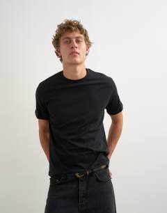 Model wearing 5 pack classic fit t-shirt in navy, ecru, brown, stone and black