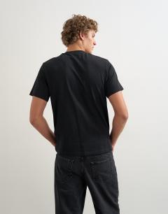 Model wearing 5 pack classic fit t-shirt in navy, ecru, brown, stone and black