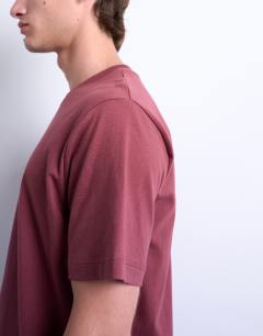 Model wearing 5 pack classic fit t-shirt in white, ecru, khaki, black and burgundy