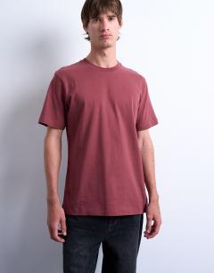Model wearing 5 pack regular fit t-shirt in white, ecru, khaki, black and burgundy