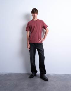 Model wearing 5 pack regular fit t-shirt in white, ecru, khaki, black and burgundy