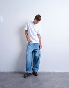 Model wearing 5 pack regular t-shirt in white