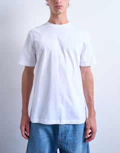 Model wearing 5 pack regular t-shirt in white