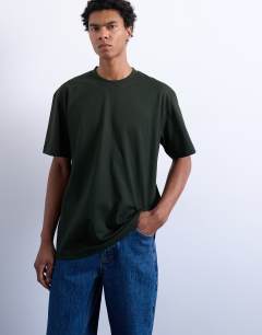 Model wearing 5 pack relaxed t-shirt in black, white, ecru, dark green and charcoal 