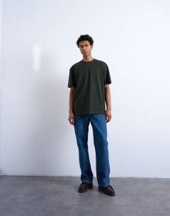 Model wearing 5 pack relaxed t-shirt in black, white, ecru, dark green and charcoal 