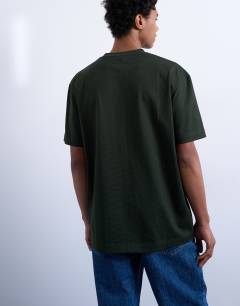 Model wearing 5 pack relaxed t-shirt in black, white, ecru, dark green and charcoal 