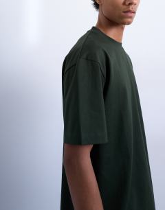 Model wearing 5 pack relaxed t-shirt in black, white, ecru, dark green and charcoal 