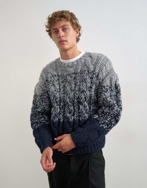 Topman afslappet pasform håndstrikket kabelstrikket trøje med ombre-twist i navy, 2 af 5