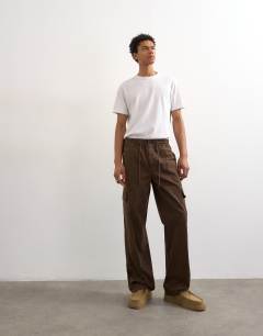 Model wearing Baggy cargo trouser in brown