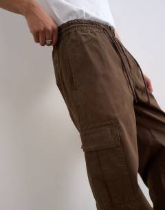 Model wearing Baggy cargo trouser in brown