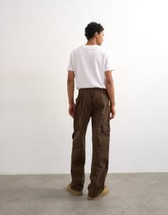 Model wearing Baggy cargo trouser in brown