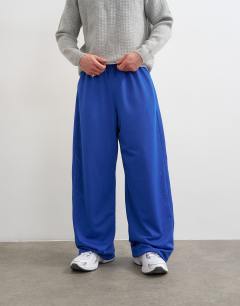 Model wearing Baggy fit airtex jogger in cobalt