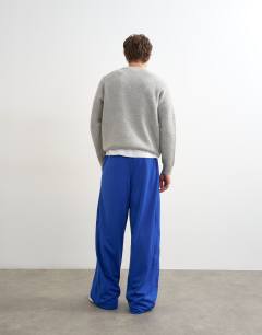 Model wearing Baggy fit airtex jogger in cobalt