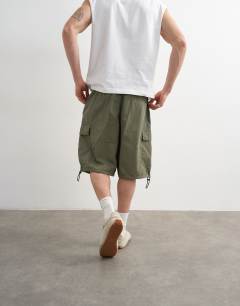 Model wearing Baggy fit cargo short in khaki