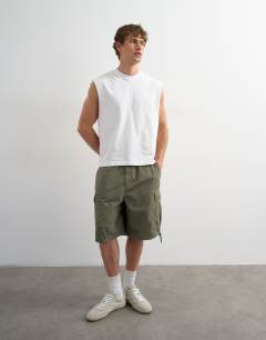 Model wearing Baggy fit cargo short in khaki