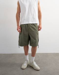 Model wearing Baggy fit cargo short in khaki