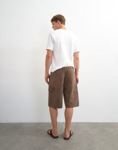 Model wearing Baggy fit carpenter short in washed brown