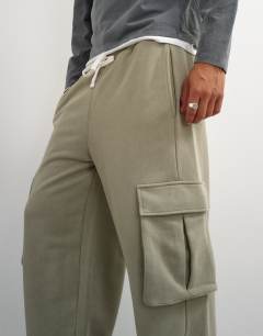 Model wearing Baggy fit heavyweight twill jogger with cargo pockets in khaki