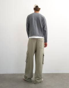 Model wearing Baggy fit heavyweight twill jogger with cargo pockets in khaki
