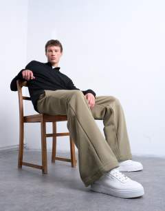 Model wearing Baggy fit jogger in khaki
