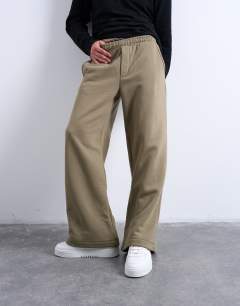Model wearing Baggy fit jogger in khaki