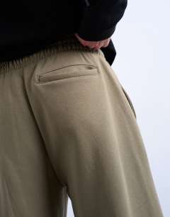 Model wearing Baggy fit jogger in khaki