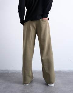 Model wearing Baggy fit jogger in khaki