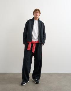 Model wearing Baggy fit scuba-style fabric heavyweight jogger with pleats in black