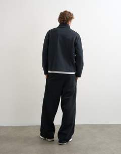 Model wearing Baggy fit scuba-style fabric heavyweight jogger with pleats in black