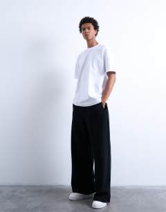 Model wearing Baggy leg jogger in black