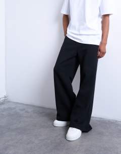 Model wearing Baggy leg jogger in black