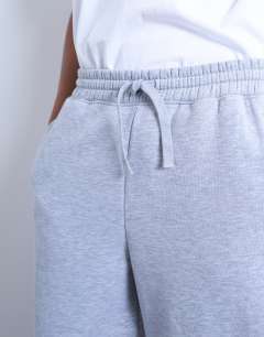 Model wearing Baggy leg jogger in grey marl