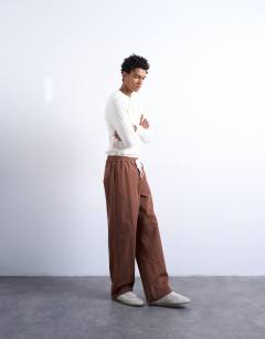 Model wearing Baggy ripstop trouser in brown