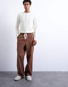 Model wearing Baggy ripstop trouser in brown