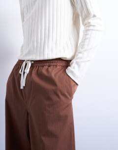 Model wearing Baggy ripstop trouser in brown