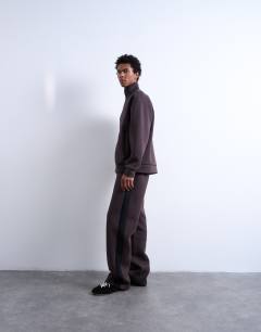 Model wearing Baggy stripe panel jogger in brown