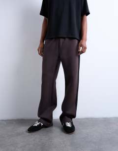 Model wearing Baggy stripe panel jogger in brown