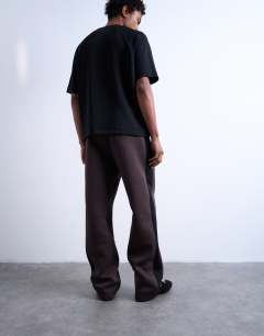 Model wearing Baggy stripe panel jogger in brown
