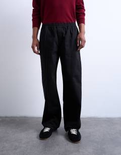 Model wearing Baggy trousers in twill with pintuck in black
