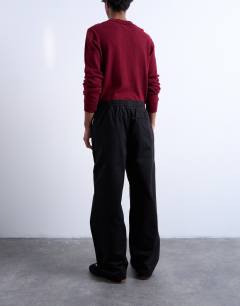 Model wearing Baggy trousers in twill with pintuck in black