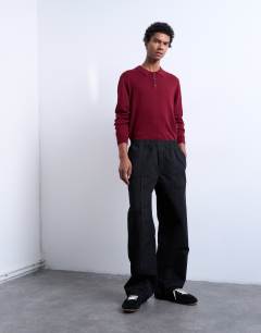 Model wearing Baggy trousers in twill with pintuck in black
