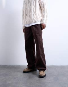 Model wearing Baggy  trousers in twill with pintuck in brown