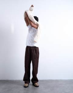 Model wearing Baggy  trousers in twill with pintuck in brown