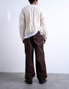 Model wearing Baggy  trousers in twill with pintuck in brown