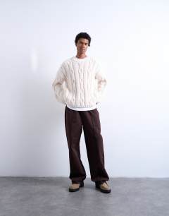 Model wearing Baggy  trousers in twill with pintuck in brown