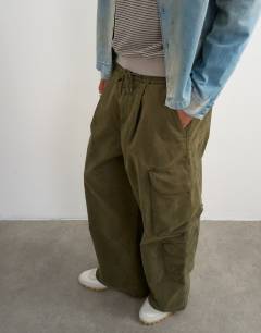 Model wearing Balloon fit cargo trouser in khaki