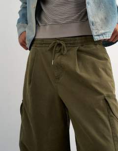 Model wearing Balloon fit cargo trouser in khaki