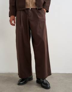 Model wearing Balloon fit herringbone twill trouser in brown