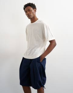 Model wearing Balloon fit ripstop short in navy