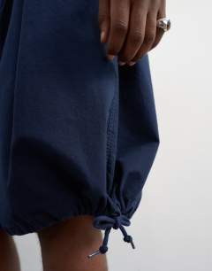 Model wearing Balloon fit ripstop short in navy